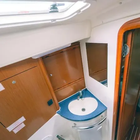 Πλωτό κατάλυμα Bavaria Vision 44 *