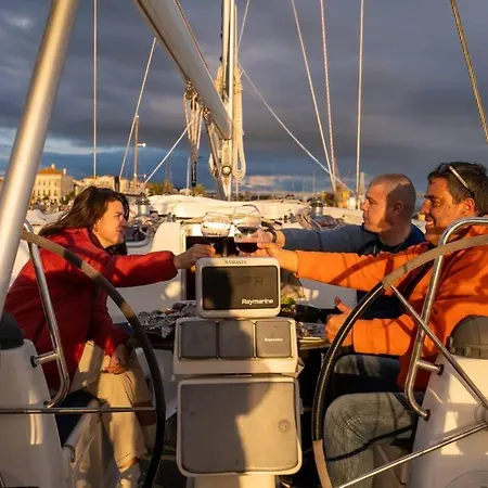 Πλωτό κατάλυμα Bavaria Vision 44 *