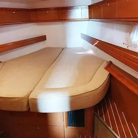Πλωτό κατάλυμα Bavaria Vision 44 *